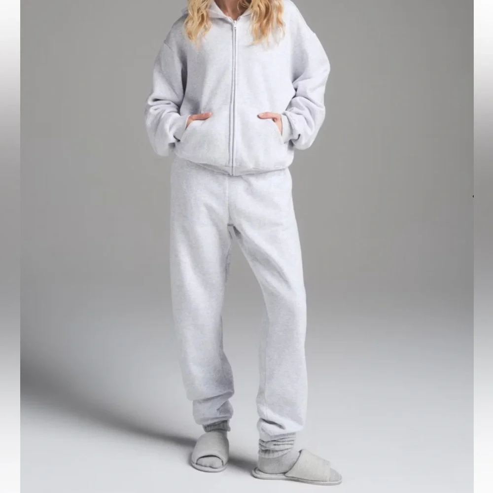 SKIMS Cotton Fleece Classic Jogger in Light Heather Grey; Size XS - Picture 2 of 8